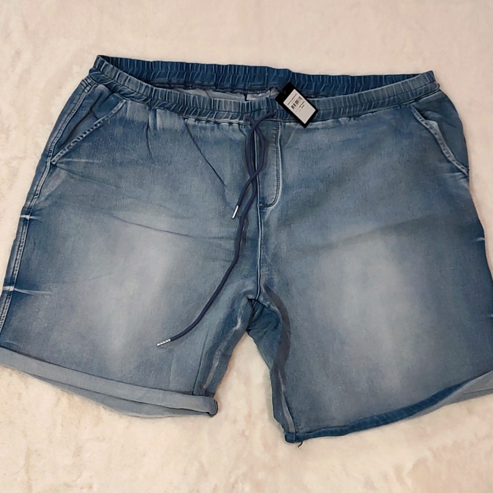 Brand new "Avenue" mid-wash denim shorts, size 26/28